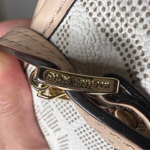 Michael Kors Vanilla Jet Set Travel Tote - Picture 11 of 16